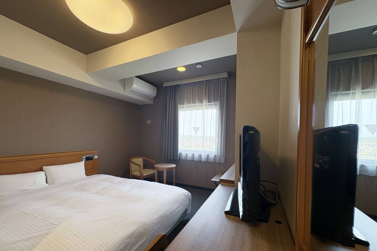 Desk, WiFi (free), bed sheets
