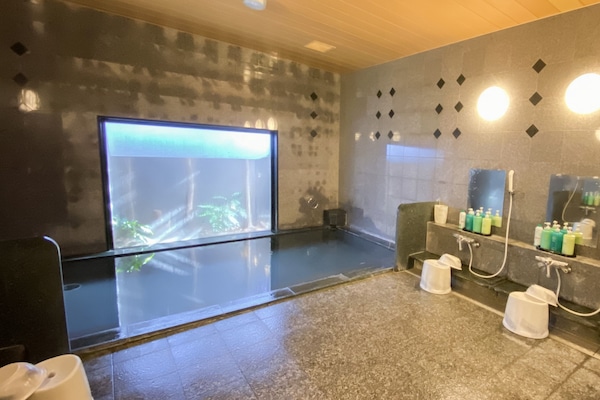 Indoor spa tub
