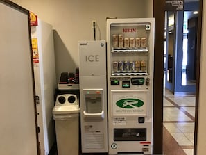 A vending machine with a Kirin beer selection and an ice dispenser. - Hotel Route-Inn Sanofujioka Inter (Sano)