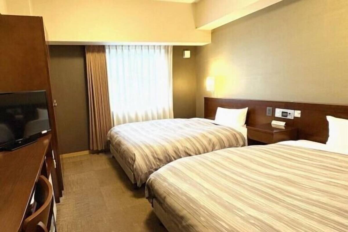 Escritorio, wifi gratis y ropa de cama