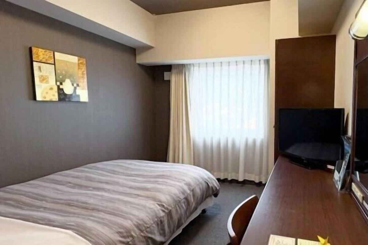 Escritorio, wifi gratis y ropa de cama