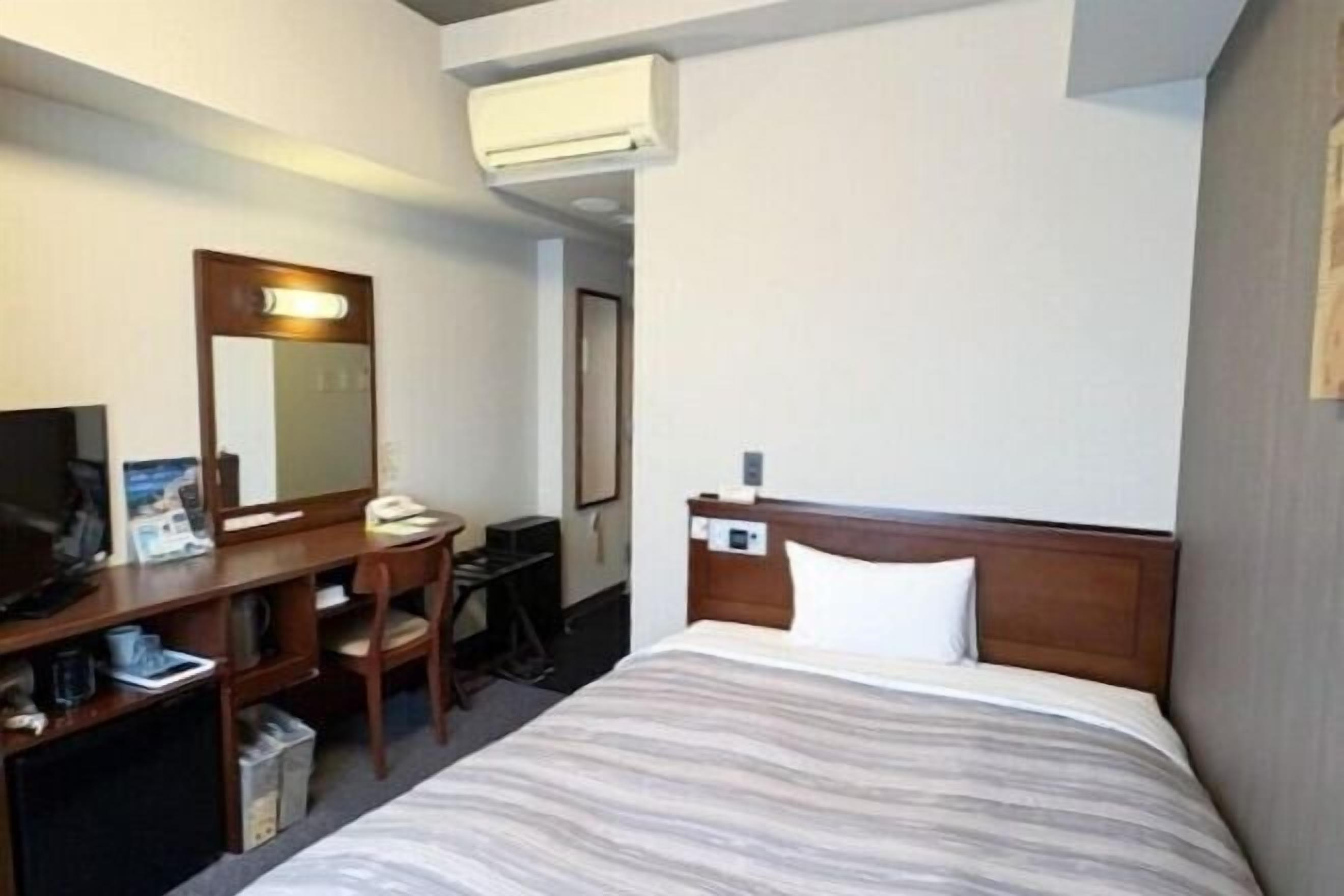 Desk, free WiFi, bed sheets