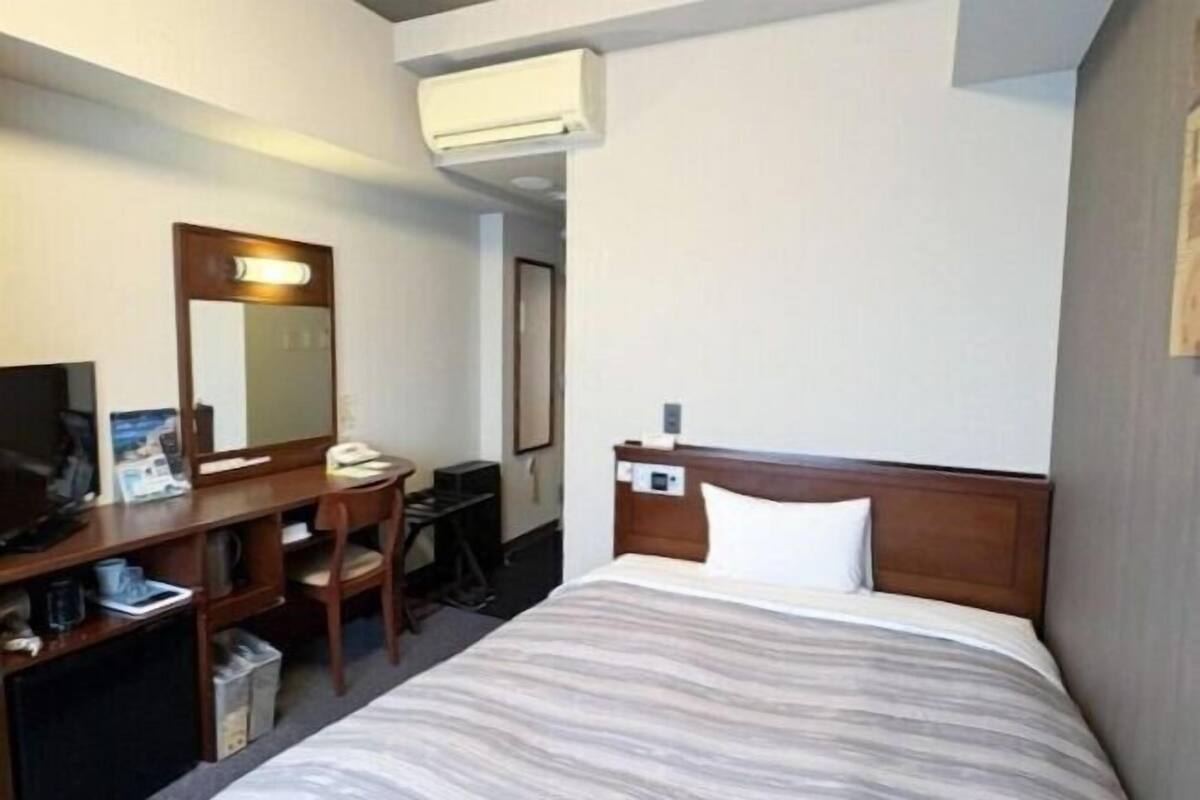 Escritorio, wifi gratis y ropa de cama