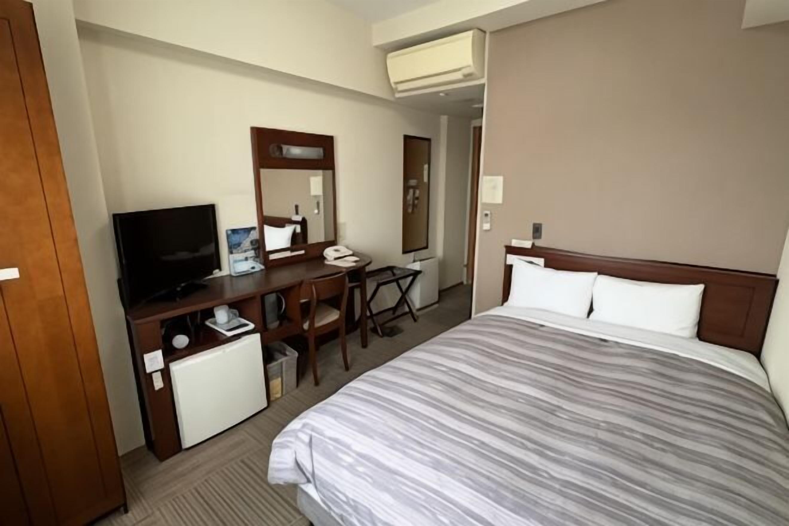 Desk, free WiFi, bed sheets