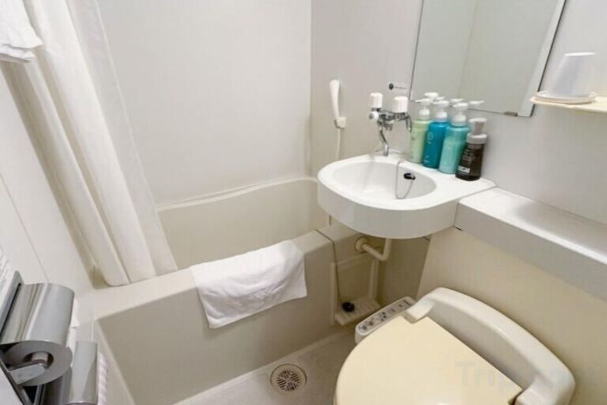 Combined shower/bathtub, free toiletries, hair dryer, slippers