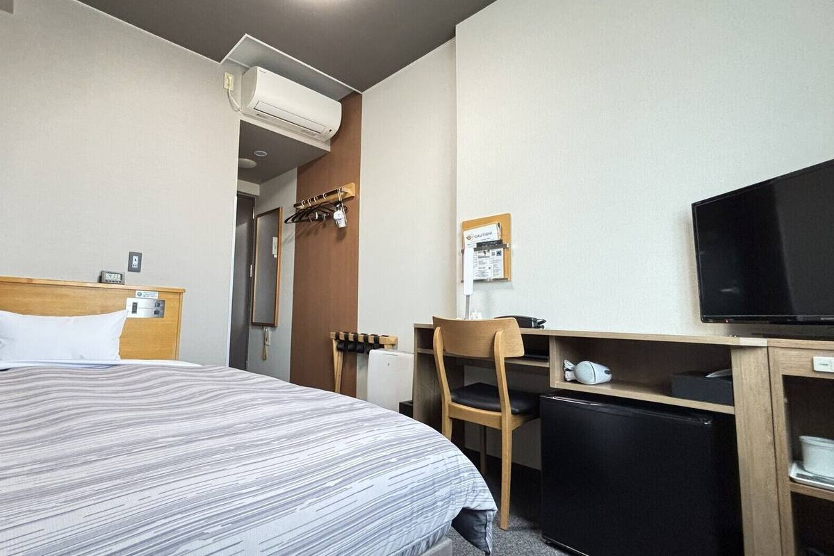 Desk, WiFi (free), bed sheets