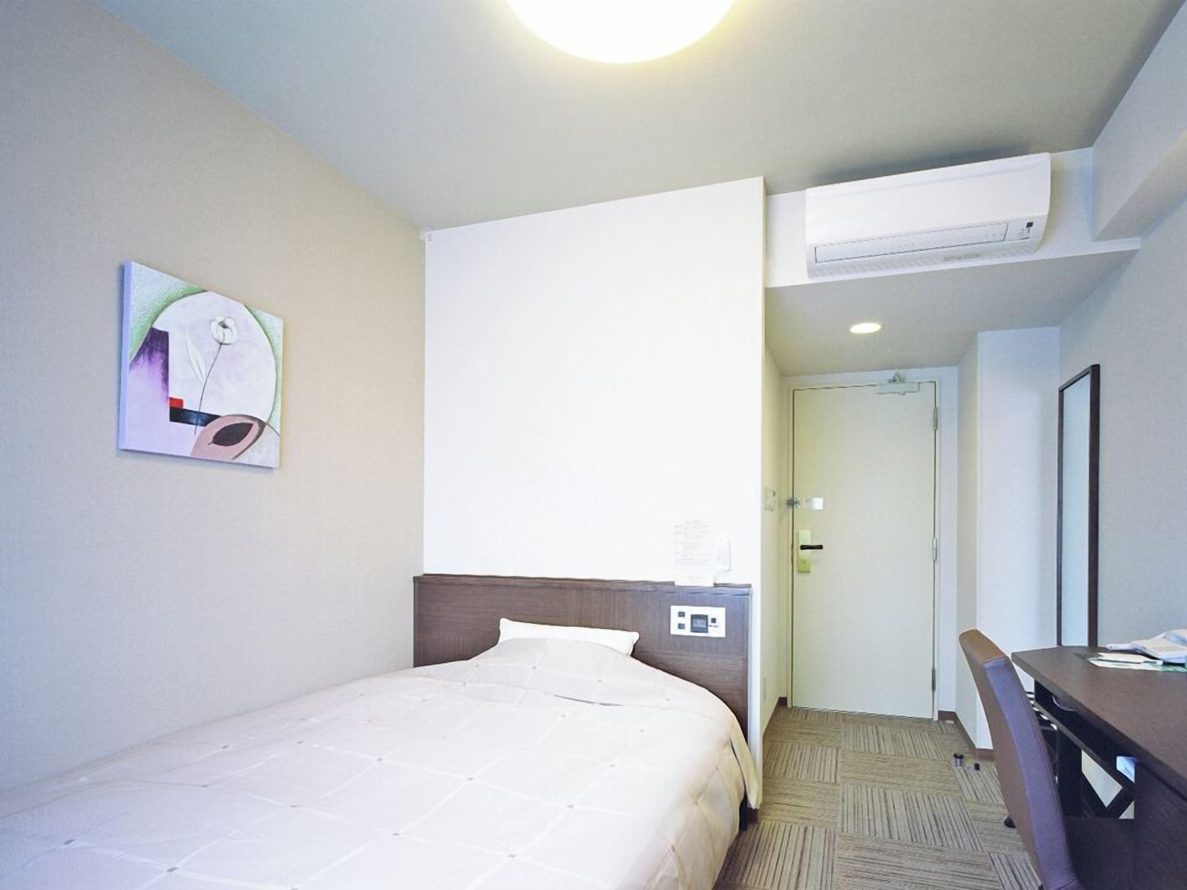 办公桌、免费 WiFi、床单