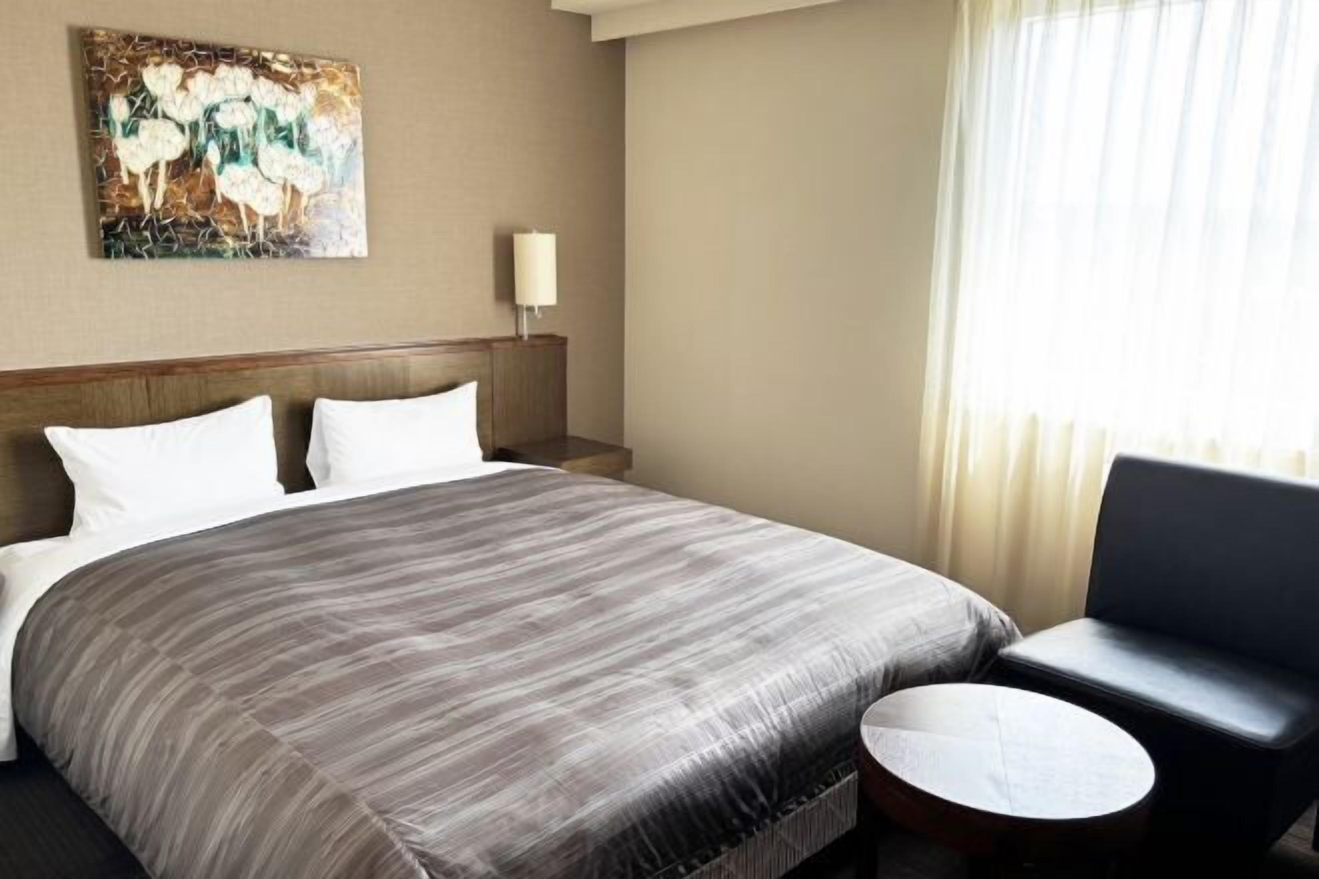 办公桌、免费 WiFi、床单