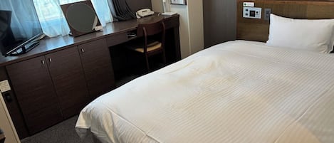 Escritorio, wifi gratis y ropa de cama