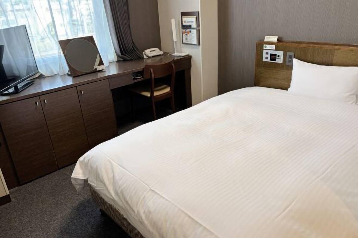 Desk, free WiFi, bed sheets