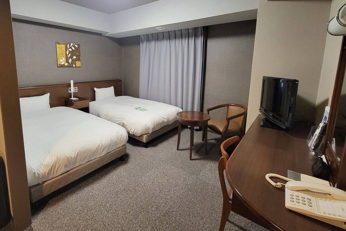 Escritorio, wifi gratis y ropa de cama