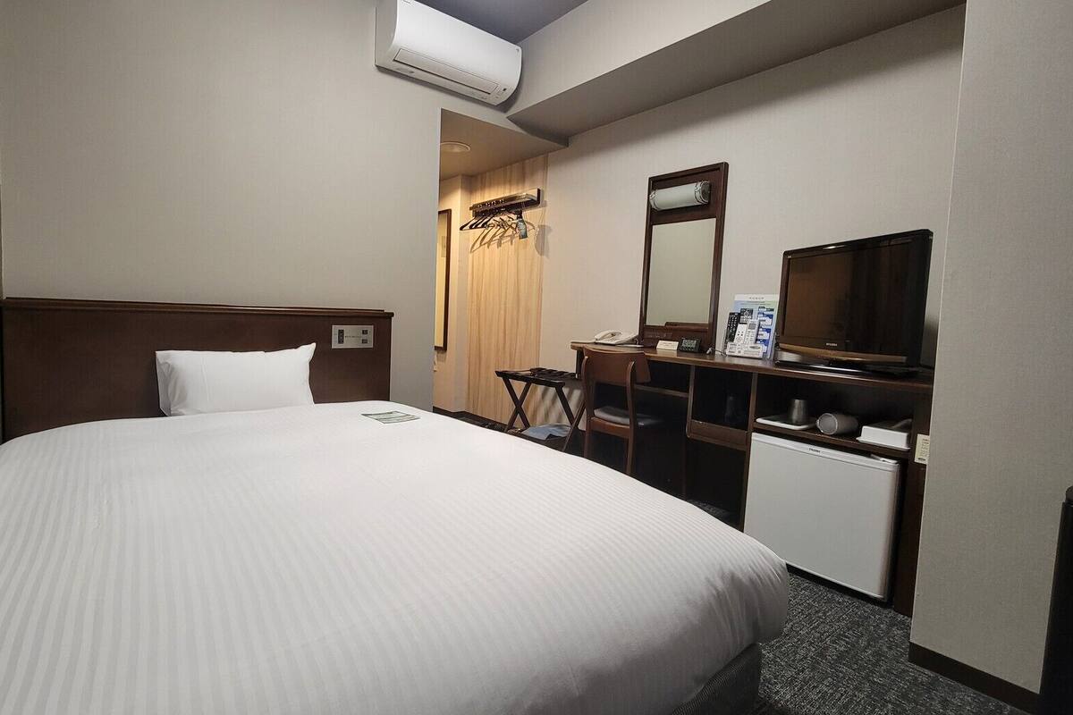 Escritorio, wifi gratis y ropa de cama