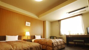 A hotel room with two beds, a desk, a chair, and a large window. - Hotel Route Inn Takasakieki Nishiguchi (Takasaki)