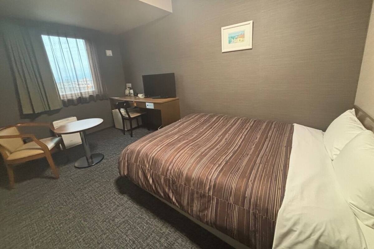 WiFi (free), bed sheets