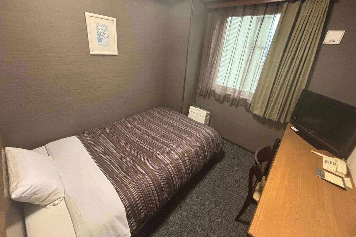 WiFi (free), bed sheets