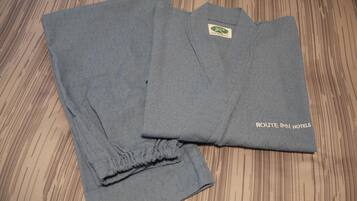 Una camisa gris doblada con un logotipo y texto que indica que pertenece a Route Inn Hotels.