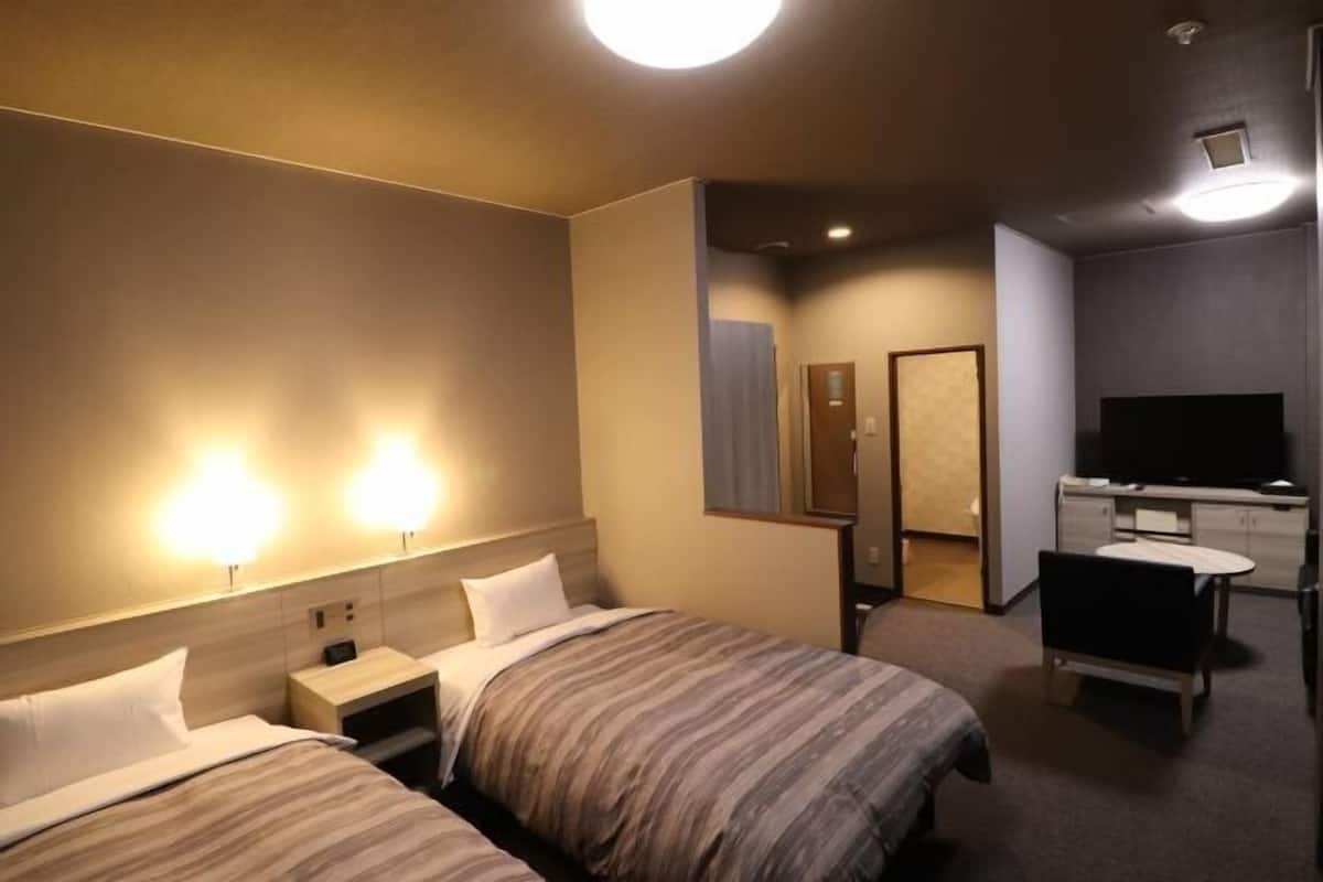 Een bureau, gratis wifi, beddengoed