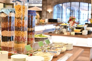 供應早餐和晚餐