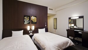 A hotel room with two beds, a desk, a chair, a desk lamp, and a large mirror. - Hotel Route Inn Tomakomai Ekimae (Tomakomai)