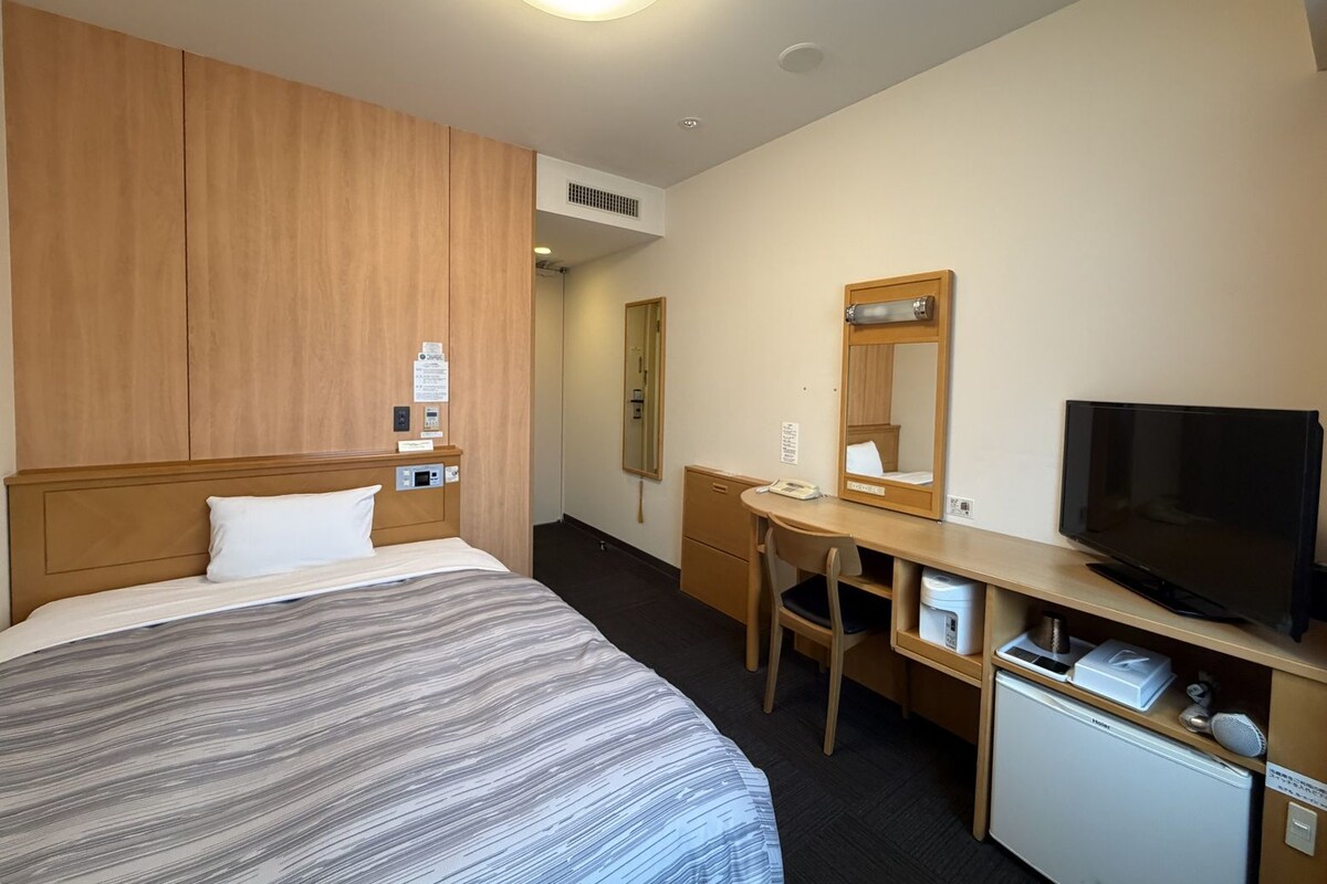 Desk, blackout curtains, free WiFi, bed sheets