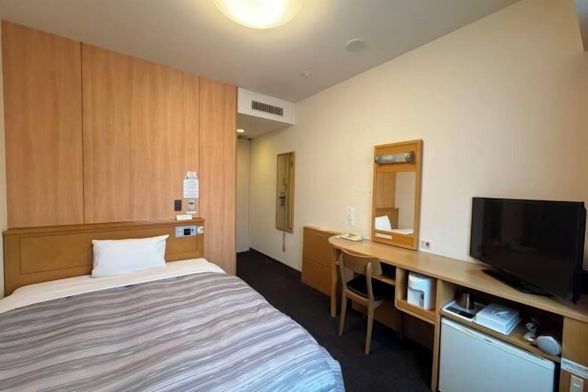 Escritorio, cortinas opacas, wifi gratis y ropa de cama
