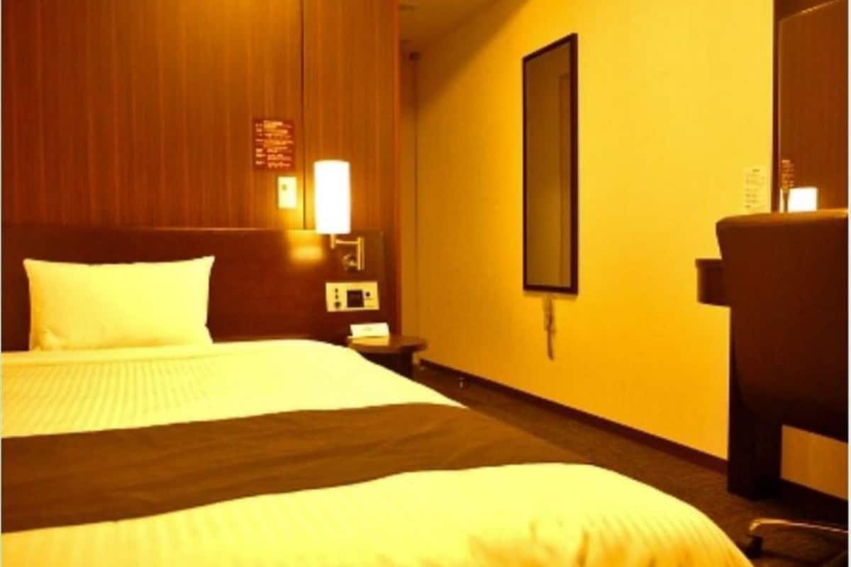 desk, blackout curtains, free wifi, bed sheets