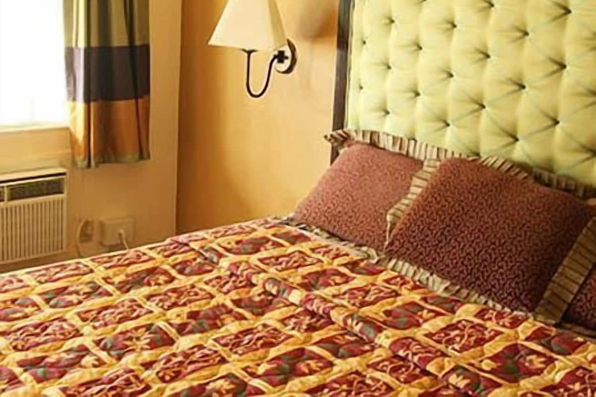 Roupas de cama premium, camas com colchões pillow-top, Wi-Fi de cortesia