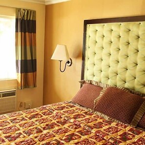 Premium bedding, pillowtop beds, free WiFi - Lamplighter Motel (Clearlake)