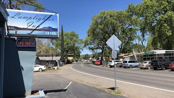 Vista frontal de la propiedad