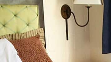 Studio, 1 King Bed, Non Smoking | Premium bedding, pillowtop beds, free WiFi