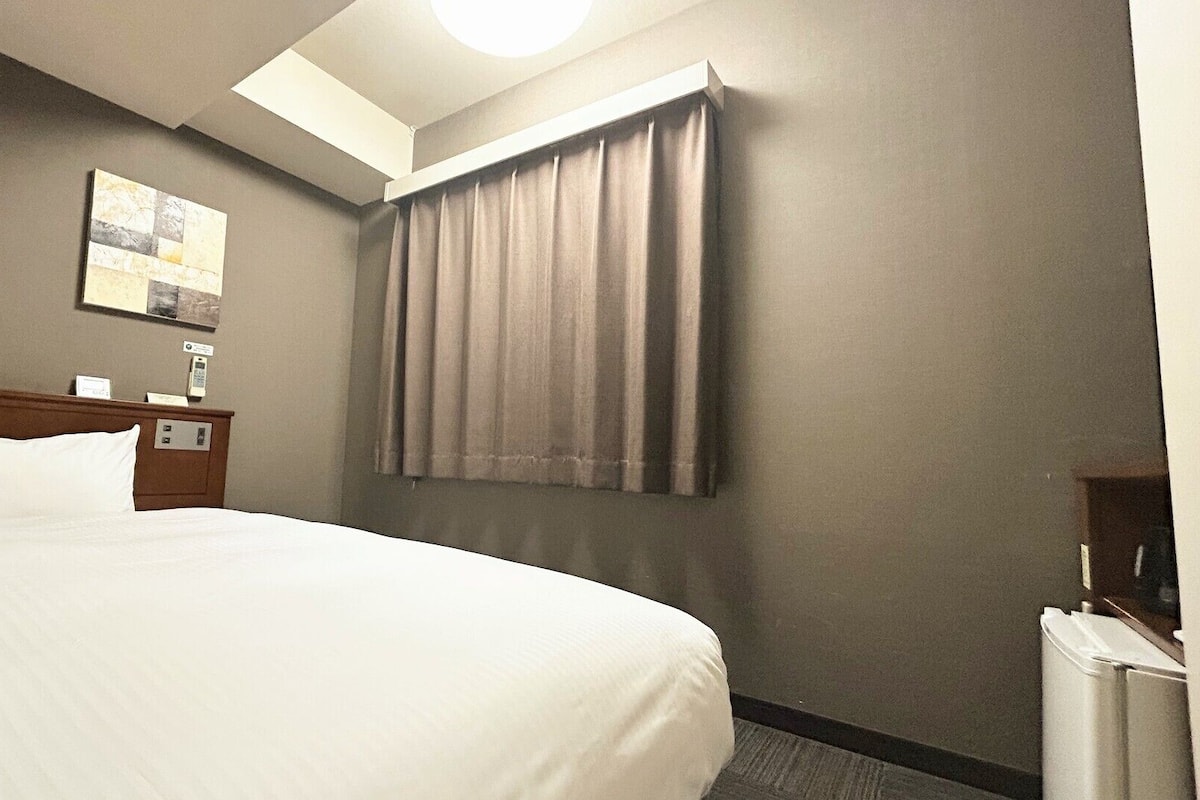 Desk, WiFi (free), bed sheets