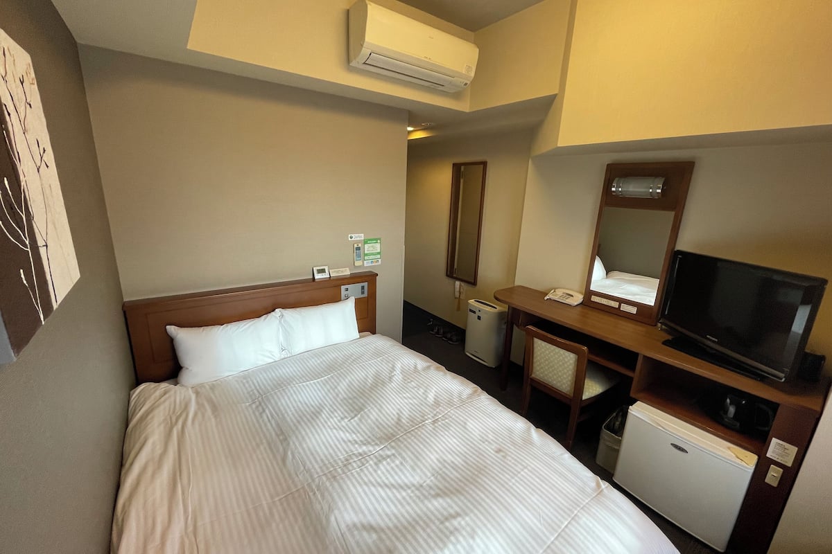 1 bedroom, desk, free wifi, bed sheets