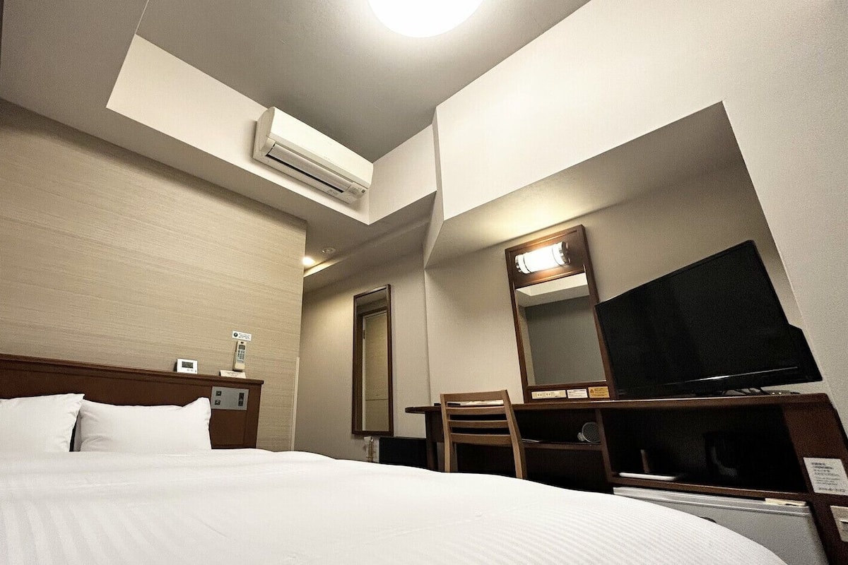 Desk, WiFi (free), bed sheets