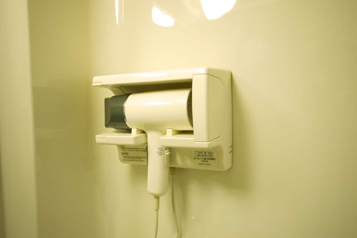 combined shower/bathtub, free toiletries, hair dryer, slippers