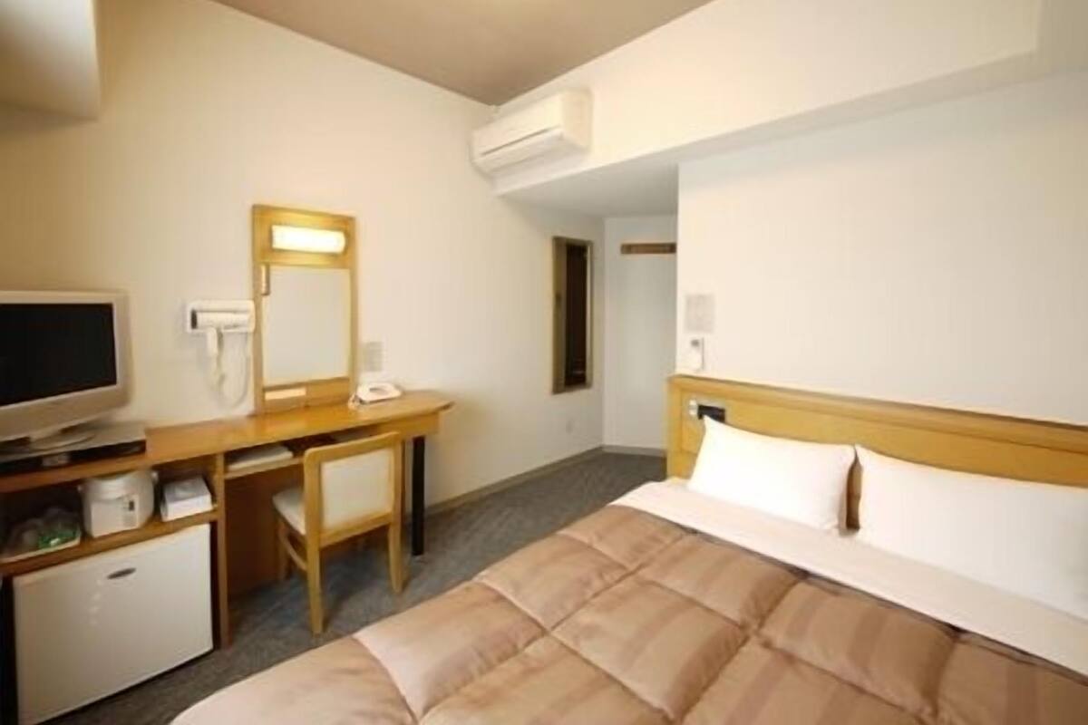 Desk, WiFi (free), bed sheets