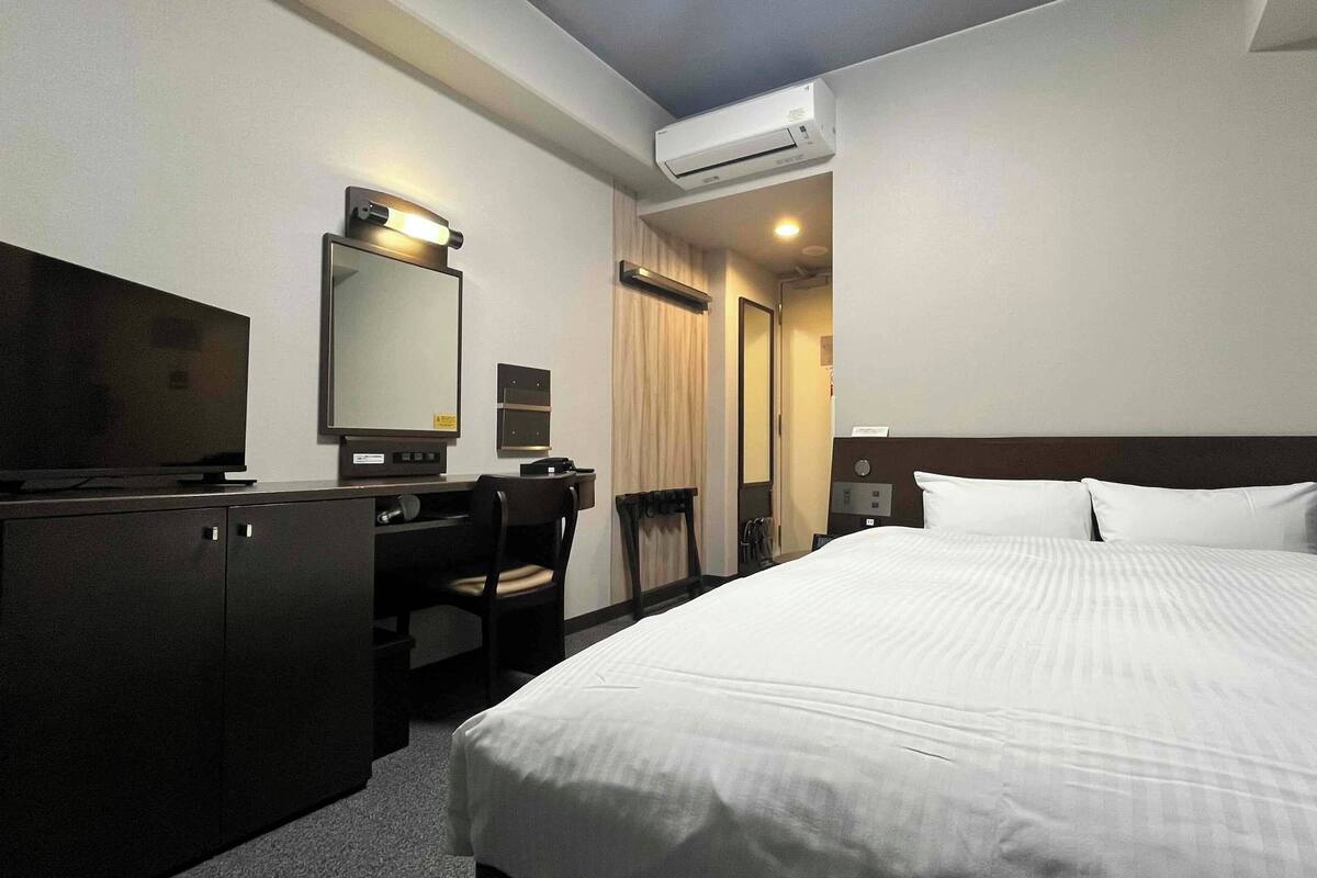Desk, WiFi (free), bed sheets