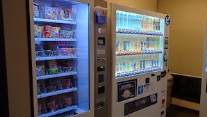Two vending machines with various snacks and drinks. - Hotel Route - Inn Yurihonjyo (Yurihonjo)