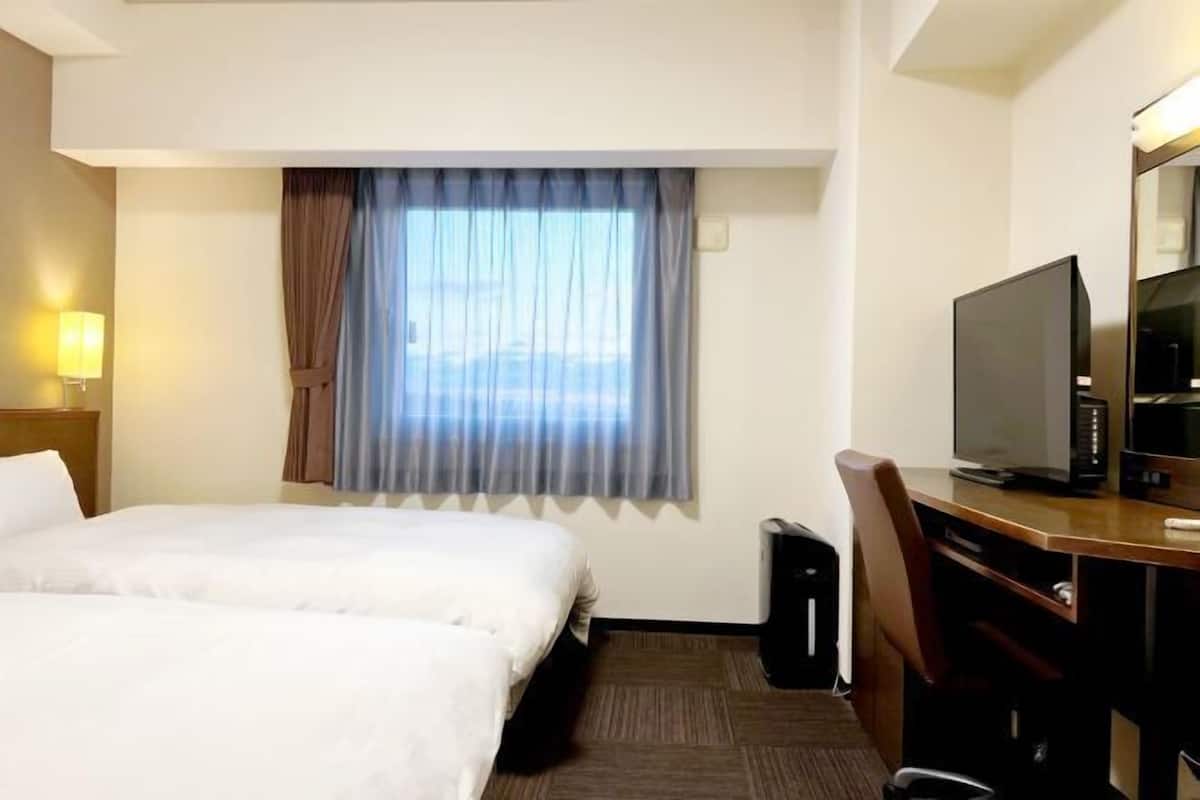 Escritorio, wifi gratis y ropa de cama