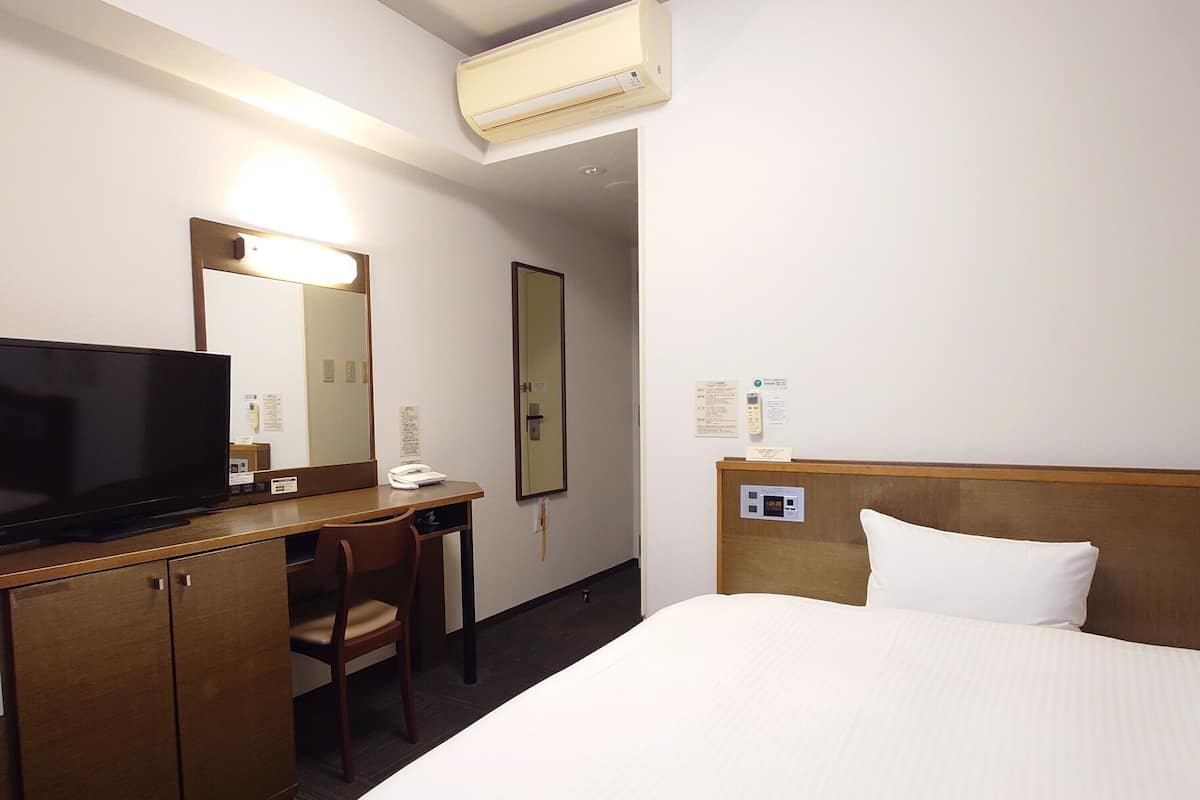 Desk, free WiFi, bed sheets