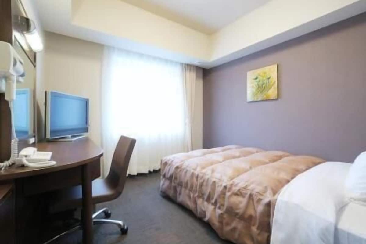 Escritorio, wifi gratis y ropa de cama