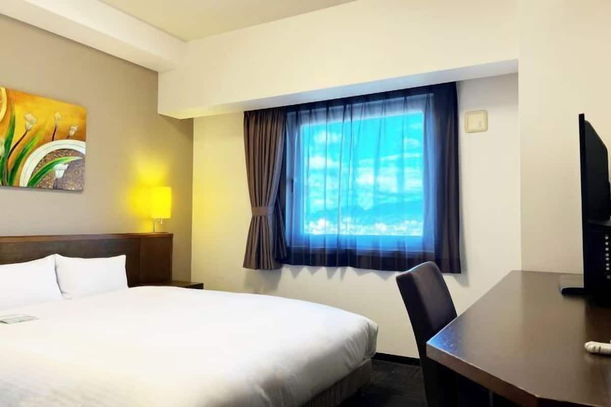 Escritorio, wifi gratis y ropa de cama