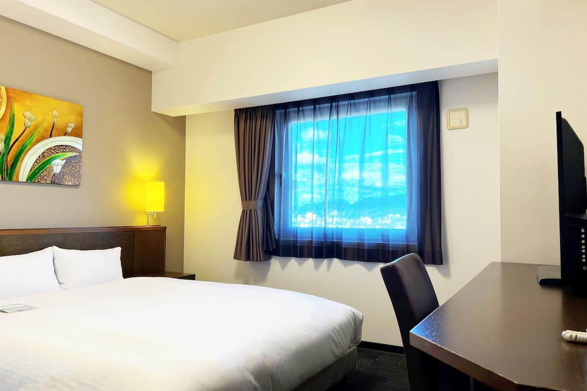 Escritorio, wifi gratis y ropa de cama