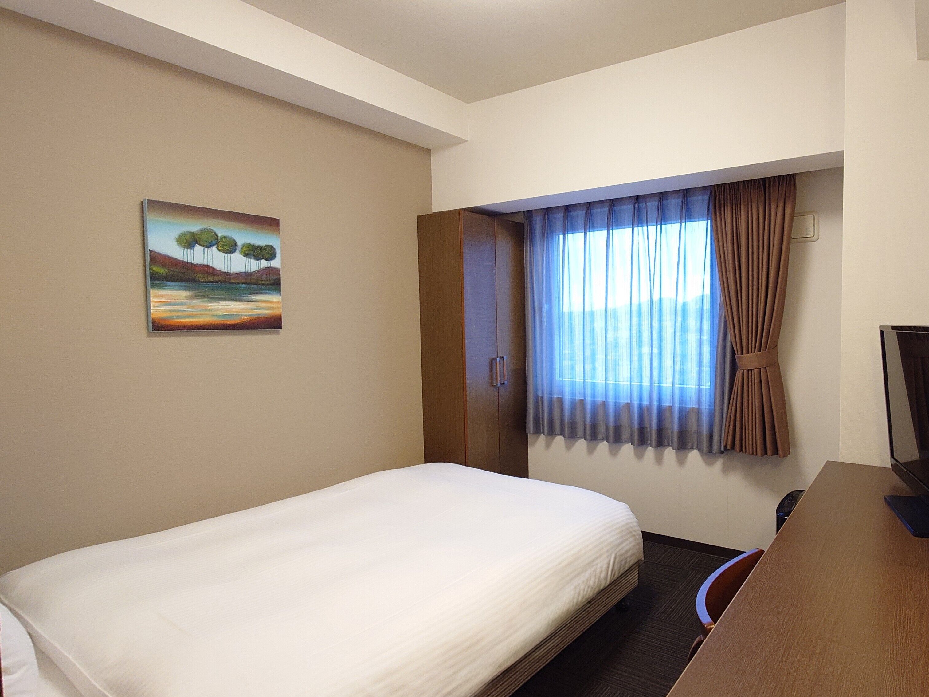 Desk, free WiFi, bed sheets