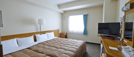 Habitación de hotel con cama, escritorio con televisor, espejo, ventana con cortinas e iluminación en el techo.