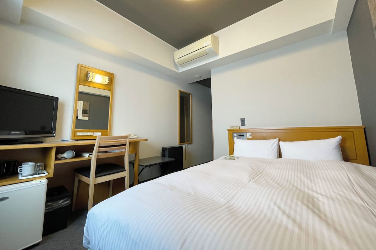 WiFi (free), bed sheets