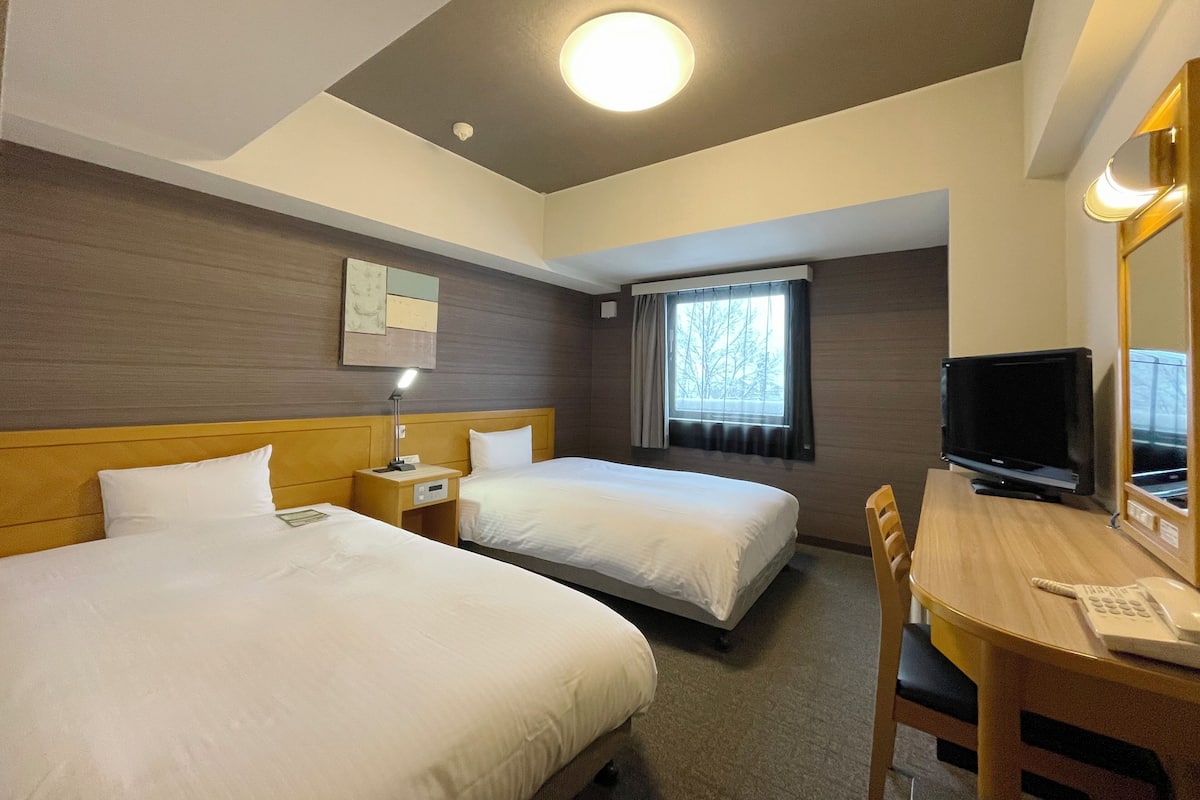 WiFi (free), bed sheets