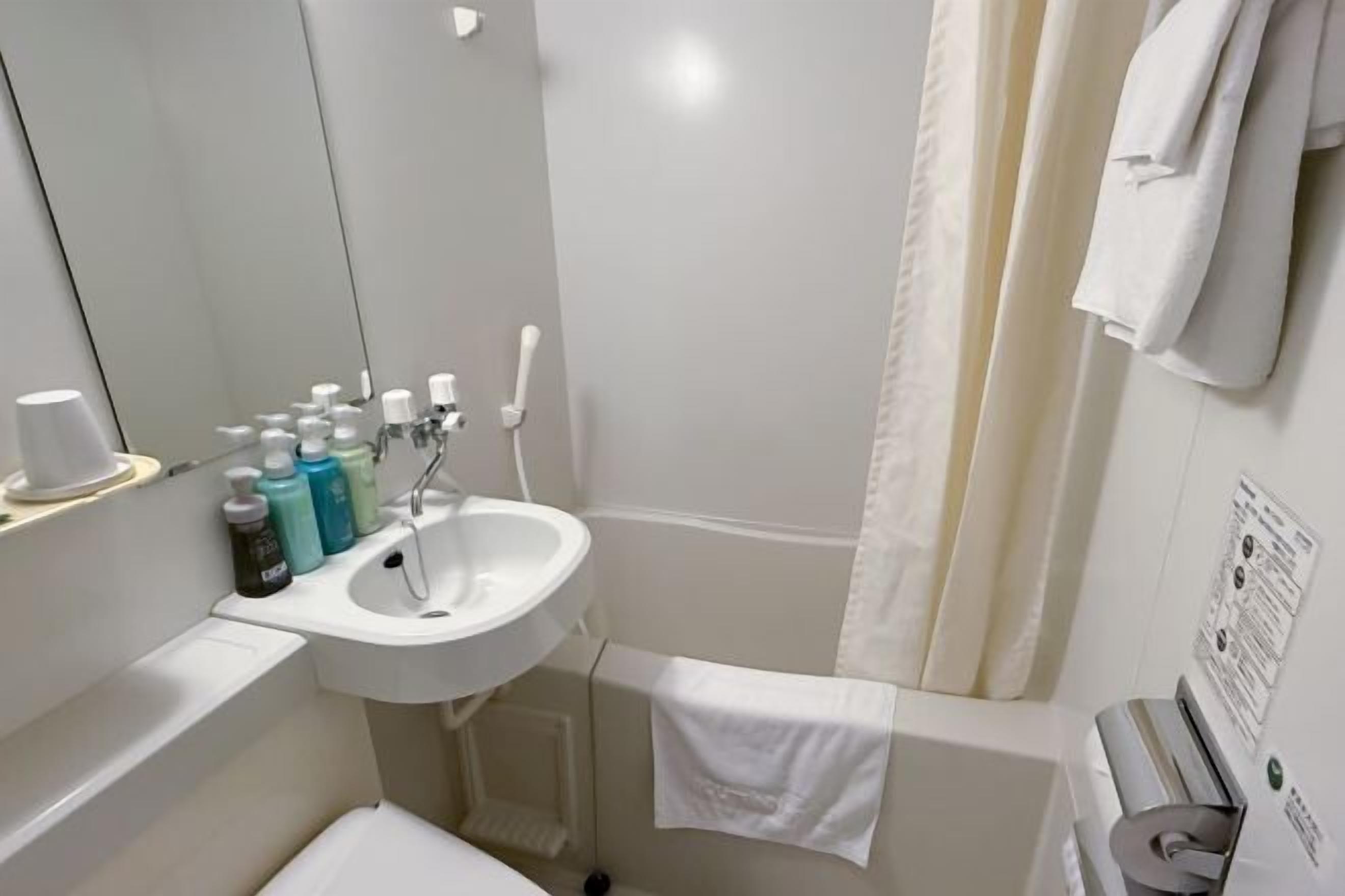 Sèche-cheveux, chaussons, toilettes avec bidet électronique