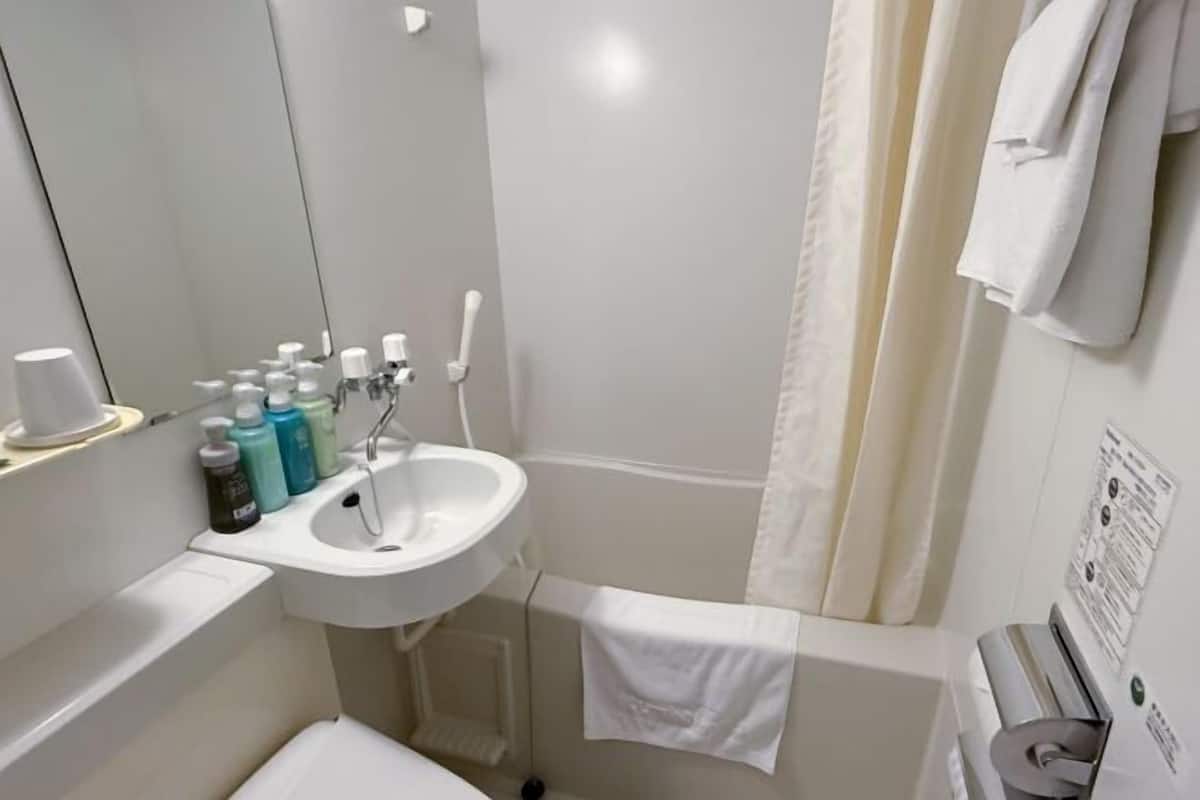 HÄrtork, tofflor, elektronisk bidé och handdukar