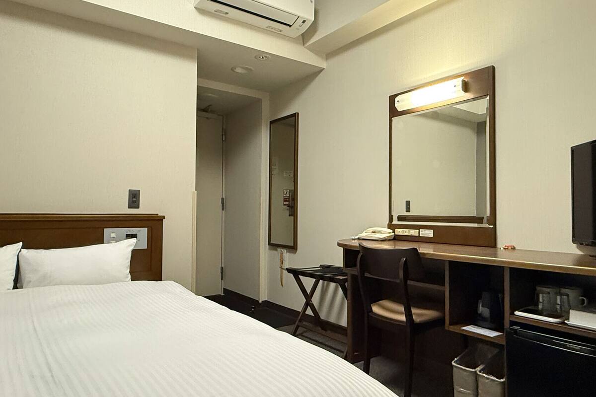 Desk, WiFi (free), bed sheets