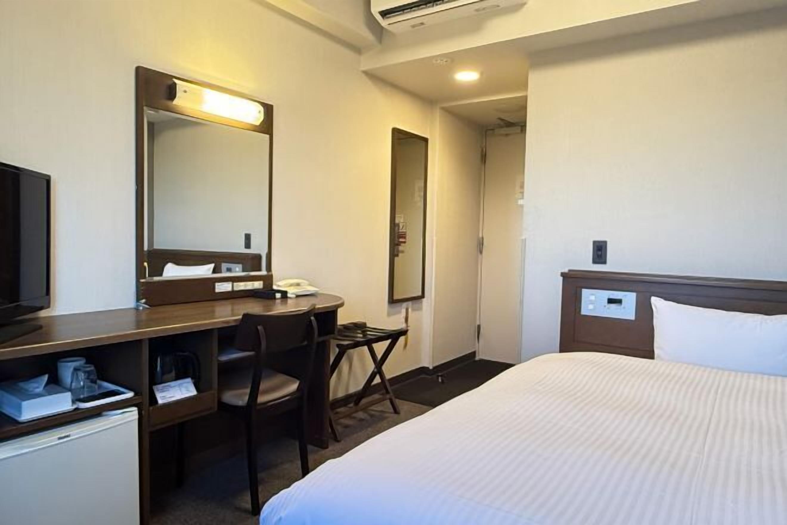 Escriptori, wifi gratuïta i roba de llit 